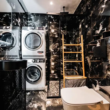 Adam & Eve Apartment *